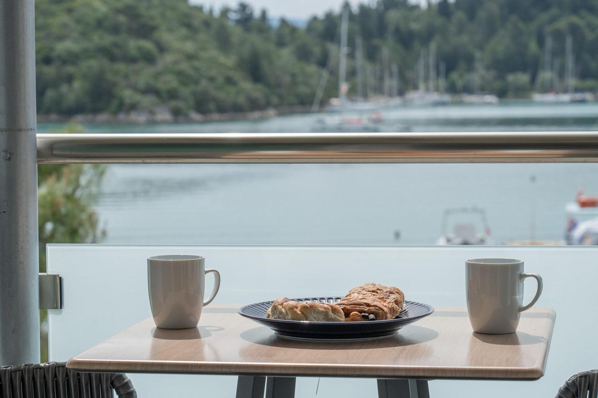 Captain's Seafront Apartment *